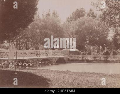 Baghi Cha, Teheran, Iran, Baghi Cha, Teheran, Iran., Antoine Sevruguin (attribuito a), Iran, c.. 1880 - c. 1910, carta, stampa albume, altezza 147 mm, larghezza 225 mm Foto Stock