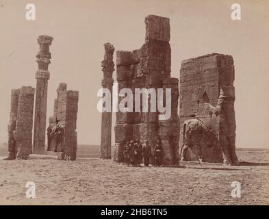 Rovine con un certo numero di uomini in posa, Persepolis, Persepolis (nome greco per Parsa (antico persiano) o Takht-e Jamshid/Chehel Minar (moderno persiano), una città che si trova 70 km a nord-est della città di Shiraz, Iran., Antoine Sevruguin (attribuito a), Iran, c.. 1880 - c. 1910, carta, stampa albume, altezza 156 mm, larghezza 208 mm Foto Stock