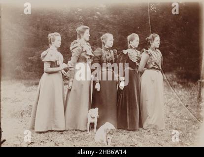 Le Sorelle Jonker | sulla brughiera, ritratto di gruppo delle sorelle Jonker nel giardino della tenuta di Rustenhoven a Maartensdijk, Cornelia Hendrika Jonker (attribuito a), Maartensdijk, c.. 1898, supporto fotografico, altezza 129 mm x larghezza 179 mm Foto Stock