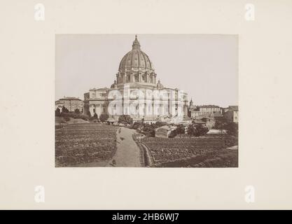 Vista della Basilica di San Pietro dai giardini del Vaticano, Italia, S. Pietro dal Giardino Vaticano (titolo sull'oggetto), Roma (titolo della serie sull'oggetto), anonimo, Vaticaanstad, 1851 - 1900, cartone, carta, stampa albume, altezza 317 mm x larghezza 444 mm Foto Stock