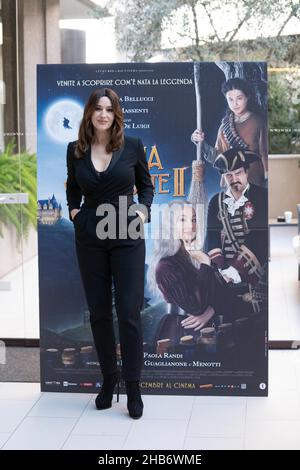 Roma, Italia, 17 dicembre 2021 - l'attrice Monica Bellucci partecipa alla fotocall per il film "la Befana vien di notte II - le Origini". Credits: Luigi de Pompeis/Alamy Live News Foto Stock