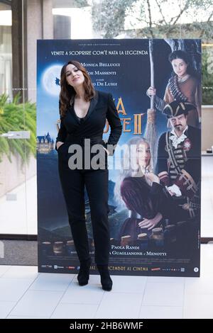 Roma, Italia, 17 dicembre 2021 - l'attrice Monica Bellucci partecipa alla fotocall per il film "la Befana vien di notte II - le Origini". Credits: Luigi de Pompeis/Alamy Live News Foto Stock