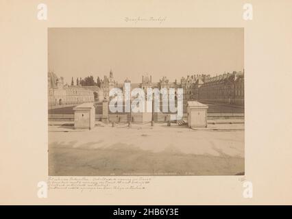 Vista sul cortile del Palazzo di Fontainebleau, Palais de Fontainebleau. - la Cour des Adieux (titolo sull'oggetto), X phot. (Citato in oggetto), Fontainebleau, c.. 1875 - c. 1900, cartone, stampa albume, altezza 207 mm x larghezza 274 mm Foto Stock