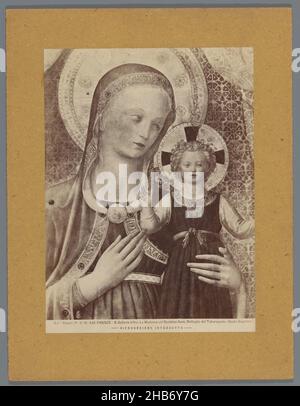 Fotoreproduzione di un dipinto di fra Angelico, raffigurante Maria con Bambino, FIRENZE - R. Galleria Uffizi. La Madonna col Bambino Gesù. Dettaglio del Tabernacolo. (Titolo in oggetto), Alinari (citato in oggetto), fra Angelico (citato in oggetto), Galleria degli Uffizi, Italia, c. 1875 - c. 1900, cartone, stampa albume, altezza 253 mm x larghezza 185 mm Foto Stock