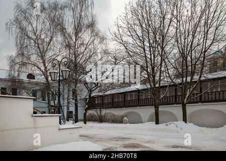 Mosca, Russia - 7 gennaio 2021: Mura e torri del monastero di Danilov e in una giornata invernale Foto Stock