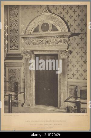 Porta della Sala dei Gigli nel Palazzo Vecchio di Firenze, PORTAL DER SALA DE GIGLI IM PALAZZO VECCHIO ZU FLORENZ VON BENEDETTO da MAJANO (1476-1480) (titolo sull'oggetto), anonima, stampante: A Naumann & Schroeder (menzionato sull'oggetto), Palazzo Vecchio, stampante: Lipsia, editore: Europa, c. 1875 - c. 1900, carta, inchiostro da stampa, collotipo, altezza 421 mm x larghezza 292 mm Foto Stock