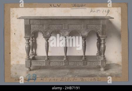 Tavolo decorato con motivi floreali (presumibilmente), anonimo, c.. 1875 - c. 1900, supporto fotografico, altezza 100 mm x larghezza 158 mm Foto Stock