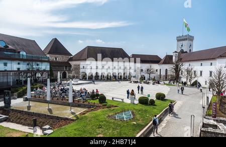 Lubiana, Slovenia - 04 07 2018: Persone che camminano alla corte interna del castello di Lubiana Foto Stock