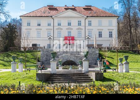 Lubiana, Slovenia - 04 07 2018: Facciata neoclassica e giardino con ornamenti Foto Stock