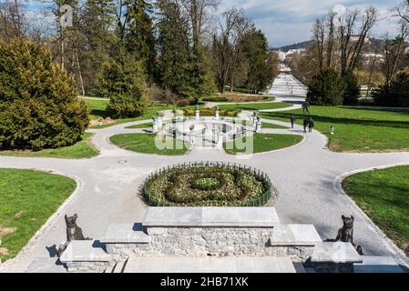 Lubiana, Slovenia - 04 07 2017 Alcune persone camminano attraverso il parco di Tivoli vicino alla fontana Foto Stock