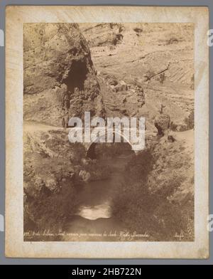 Vista di un ponte romano nei Monti Anti-Libano, Pont romain aux environs de souk, Wadi Barrada (titolo sull'oggetto), Bonfils (menzionato sull'oggetto), Libanon, 1850 - 1900, cartone, stampa albume, altezza 322 mm x larghezza 261 mm Foto Stock