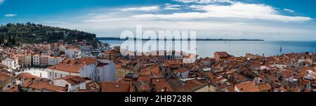 Piran, Slovenia - 04 07 2018: Panorama ad alto angolo della città e della baia Foto Stock