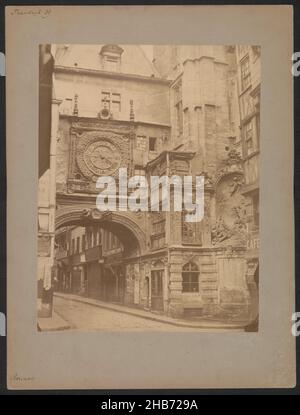 Vista del Gros-Horloge a Rouen, anonimo, Gros-Horloge, 1850 - 1900, cartone, stampa albume, altezza 344 mm x larghezza 259 mm Foto Stock