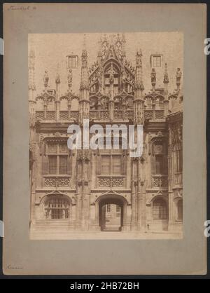 Vista di parte del Palazzo di Giustizia di Rouen, anonimo, Paleis van Justitie, 1850 - 1900, cartone, stampa albume, altezza 344 mm x larghezza 259 mm Foto Stock