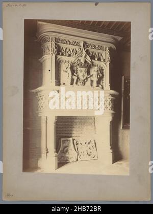 Chimneypiece nel castello di Blois, anonimo, Kasteel van Blois, 1850 - 1900, cartone, stampa albume, altezza 345 mm x larghezza 259 mm Foto Stock