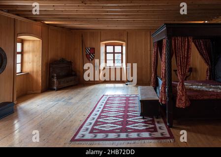 Predjama, Slovenia - 04 08 2018: Design interno in legno della camera da letto principale del castello Predjama Foto Stock