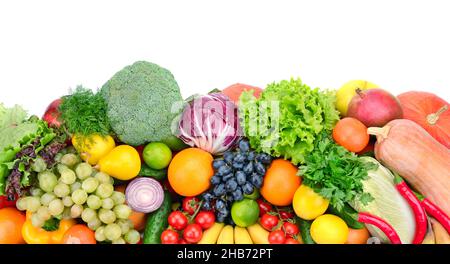 La frutta e la verdura fresca isolati su sfondo bianco Foto Stock