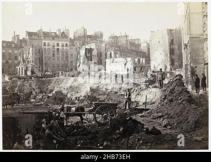 Scavo di Butte des Moulins a Parigi, scoperta del viale de l'Opéra, visto in direzione delle case su rue d'Argenteuil: Lo scavo del Butte des Moulins tra rue de l'Echelle e rue Saint-Augustin., Charles Marville (menzionato in oggetto), Francia, 1876 - 24-Feb-1877, cartone, stampa albume, altezza 258 mm x larghezza 359 mm Foto Stock