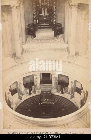 Veduta della tomba di Napoleone nel Hôtel des Invalides a Parigi, Tombeau de Napoléon i (Hôtel des Invalides) (titolo sull'oggetto), anonima, Francia, c.. 1865 - c. 1875, supporto fotografico, cartone, stampa albume, altezza 149 mm x larghezza 98 mm Foto Stock