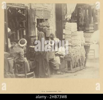 Negozio di alimentari con clienti al Cairo, e 12. Negozio di alimentari. Cairo. (Titolo su oggetto), Egitto (titolo della serie), Marchands Arabes 138 (titolo su oggetto), la fotografia fa parte della serie fotografica dall'Egitto raccolta da Richard Polak., Pascal Sébah (menzionato su oggetto), Egypte, c.. 1888 - c. 1898, supporto fotografico, carta, stampa albume, altezza 210 mm x larghezza 267 mm altezza 466 mm x larghezza 555 mm Foto Stock