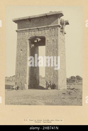 Residuo della porta nord del tempio di Karnak, e 83. Tempio di Karnak. Ingresso nord (Pylone di Tolomeo). Alto Egitto (titolo su oggetto), la porta settentrionale che conduce al complesso del tempio di Karnak. La fotografia fa parte della serie di fotografie dall'Egitto raccolte da Richard Polak., anonimo, Egypte, c.. 1895 - c. 1915, supporto fotografico, carta, stampa albume, altezza 278 mm x larghezza 219 mm altezza 555 mm x larghezza 466 mm Foto Stock