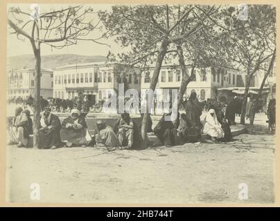 Un gruppo di uomini e donne seduti al bordo della piazza a Damasco. L'uomo con il turbante bianco è la testa dei Druidi (...), preso da LDB ( L. de Bruyn) (titolo su oggetto), la foto è parte della serie fotografica raccolta da Richard Polak dall'Egitto., il sig. L. de Bruyn (attribuito a), Egypte, c.. 1895 - c. 1915, supporto fotografico, carta, stampa in argento gelatina, altezza 228 mm x larghezza 303 mm altezza 466 mm x larghezza 555 mm Foto Stock