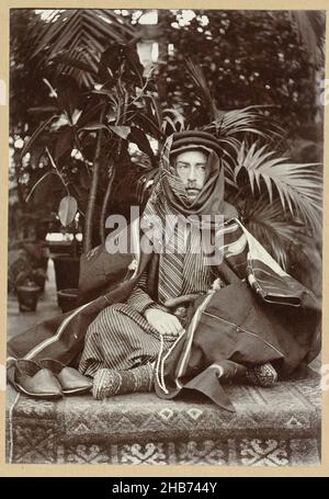 Autoritratto come sheikh, LDB vestito come cheikh (titolo sull'oggetto), la fotografia fa parte della serie fotografica dall'Egitto raccolta da Richard Polak., il sig. L. de Bruyn (attribuito a), Egypte, c.. 1895 - c. 1915, supporto fotografico, carta, altezza 156 mm x larghezza 103 mm altezza 466 mm x larghezza 555 mm Foto Stock