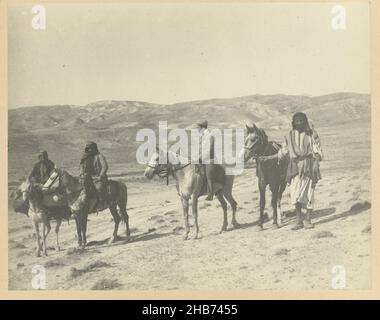 Richard Polak e compagni di viaggio a cavallo in un deserto, quattro uomini a cavallo in un deserto. La fotografia fa parte della serie fotografica dell'Egitto raccolta da Richard Polak., il sig. L. de Bruyn (attribuito a), Egypte, c.. 1900 - c. 1910, supporto fotografico, carta, stampa in argento gelatina, altezza 246 mm x larghezza 311 mm altezza 466 mm x larghezza 555 mm Foto Stock