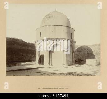 Ascension Chapel sul Monte degli Ulivi a Gerusalemme, S 44. La Cappella dell'Ascensione sul Monte degli Ulivi. Siria. (Titolo su oggetto), la fotografia fa parte della serie di fotografie di Israele, Palestina e Siria raccolte da Richard Polak., anonimo, Israël, c.. 1895 - c. 1915, supporto fotografico, carta, stampa albume, altezza 218 mm x larghezza 275 mm altezza 466 mm x larghezza 555 mm Foto Stock