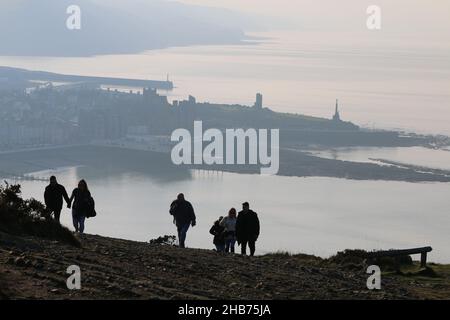 Aberystwyth, Regno Unito. 17th Dic 2021. Una giornata invernale soleggiata sulla costa occidentale del Galles, la temperatura mite fa uscire escursionisti e ciclisti sulle colline sopra Aberystwyth . Credit: mike davies/Alamy Live New Foto Stock