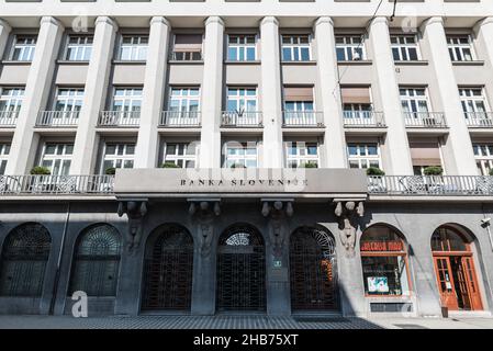 Lubiana, Slovenia - 04 07 2018: Facciata della Banka Slovenije, la banca nazionale della Slovenia Foto Stock