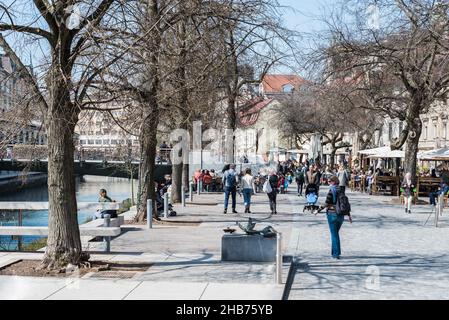 Lubiana, Slovenia - 04 07 2018: Persone che camminano per le strade della città vecchia vicino al ponte del drago Foto Stock
