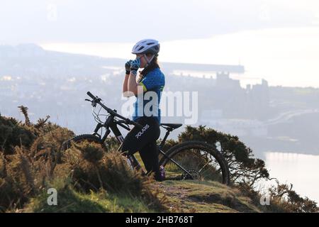 Aberystwyth, Regno Unito. 17th Dic 2021. Una giornata invernale soleggiata sulla costa occidentale del Galles, la temperatura mite fa uscire escursionisti e ciclisti sulle colline sopra Aberystwyth . Credit: mike davies/Alamy Live New Foto Stock