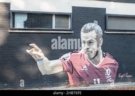 Gareth,Bale,Gareth Bale,pittura,su,muro,di,spogliatoi a,Pontcanna,Cardiff.Uno speciale murale è stato creato nel 2016, nella sua città natale per ricordare il momento storico del Galles qualificandosi per la prima volta in 58 anni per poi finire al vertice del loro gruppo, davanti all'Inghilterra. Insieme alla stella del Galles e del Real Madrid, Sam Warburton di rugby e gli atleti Tanni Gray-Thompson e Colin Jackson appariranno anche sulle pareti degli spogliatoi dei campi da gioco di Pontcanna. GB,Gran Bretagna,Regno Unito,Europa,europeo Foto Stock