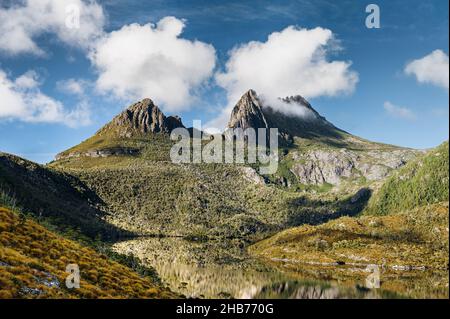 Famosa Cradle Mountain nelle alture centrali della Tasmania. Foto Stock