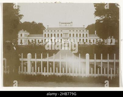 Soestdijk Palace visto dal lato della strada, Baarn, Paesi Bassi, Soestdijk Palace visto dal lato della strada, Baarn, Paesi Bassi. In primo piano un uomo in posa., anonimo, Paesi Bassi, c.. 1900, supporto fotografico, altezza 81 mm x larghezza 112 mm Foto Stock