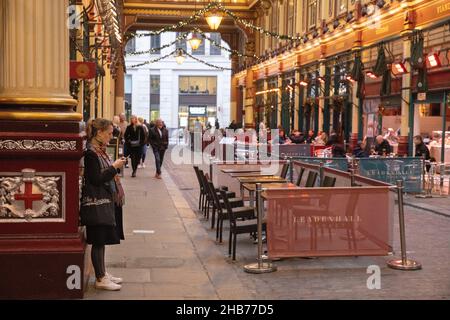 Londra, Regno Unito. 17th Dic 2021. Le restrizioni del piano B del coronavirus causano ansia nel settore retail del Regno Unito prima di Natale. Tavoli vuoti da pranzo nel mercato di Leadenhall mentre i lavoratori della città rimangono lontani su quello che sarebbe usially uno dei pranzi più trafficati nel costruire fino a Natale di quest'anno. Leadenhall Market , City of London, England, UK 17th dicembre 2021. Credit: Clickpics/Alamy Live News Foto Stock