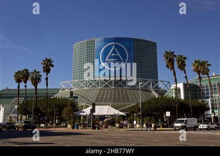 LOS ANGELES, STATI UNITI D'AMERICA - 27 novembre 2021: Los Angeles Convention Center nel centro di day exterio Foto Stock