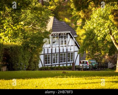 AUCKLAND, NUOVA ZELANDA - 16 dicembre 2021: Casa in stile tedesco con struttura a Howick. Auckland, Nuova Zelanda - 16 dicembre 202 Foto Stock