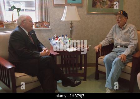 Raleigh Durham, Vereinigte Staaten. 29th giugno 2002. Il Vice Presidente degli Stati Uniti Richard Cheney visita il senatore americano Jesse Helms (repubblicano del North Carolina) al Western Wake Medical Center. Raleigh Durham, North Carolina il 29 giugno 2002. Credit: Moreen Ishikawa - Casa Bianca via CNP/dpa/Alamy Live News Foto Stock