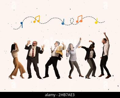 Immagine creativa dei colleghi che ballano, divertendosi la sera d'affari Foto Stock