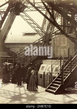 Vista della base della Torre Eiffel al momento dell'esposizione Universelle del 1889, esposizione Universelle de 1889 - Tour Eiffel, ascenseur du 1er etage (titolo sull'oggetto), Neurdein Frères (menzionato sull'oggetto), editore: Jules Hautecoeur (menzionato sull'oggetto), Parigi, 1889, carta, stampa albume, altezza 280 mm x larghezza 210 mm Foto Stock