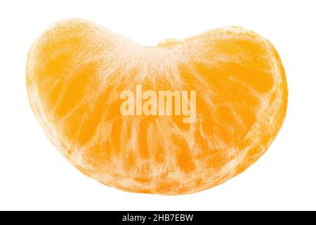 Fetta di agrumi arancio mandarino isolata. Il file contiene il percorso di ritaglio. Foto Stock