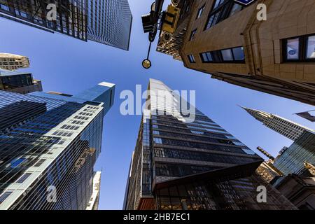 Guardando verso l'alto gli edifici su E. 42nd Street e Vanderbilt Avenue a New York City. (Foto: Gordon Donovan) Foto Stock