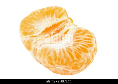 Fetta di agrumi arancio mandarino isolata. Il file contiene il percorso di ritaglio. Foto Stock