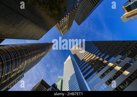 Guardando verso l'alto gli edifici su Park e E. 54th Street a New York City. (Foto: Gordon Donovan) Foto Stock