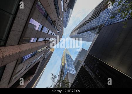 Guardando verso l'alto gli edifici sulla E. 54th Street tra la Quinta e la Sesta Avenue a New York City. (Foto: Gordon Donovan) Foto Stock