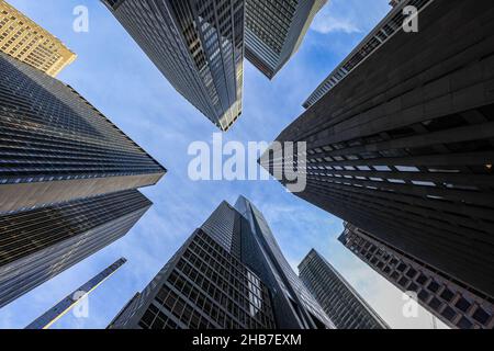 Si affaccia sulla MoMA Expansion Tower e sugli edifici circostanti su E. 54th Street e Sixth Avenue a New York City. (Foto: Gordon Donovan) Foto Stock