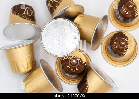 Lloret de Mar, Spagna - 12.17.2021: Una manciata di capsule philips l'Or per macchina da caffè barista isolata su bianco Foto Stock