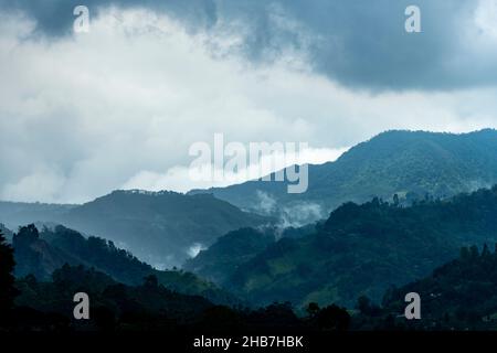 Tempo piovoso sulle Ande in serata, Armenia regione, Colombia, Sud America Foto Stock